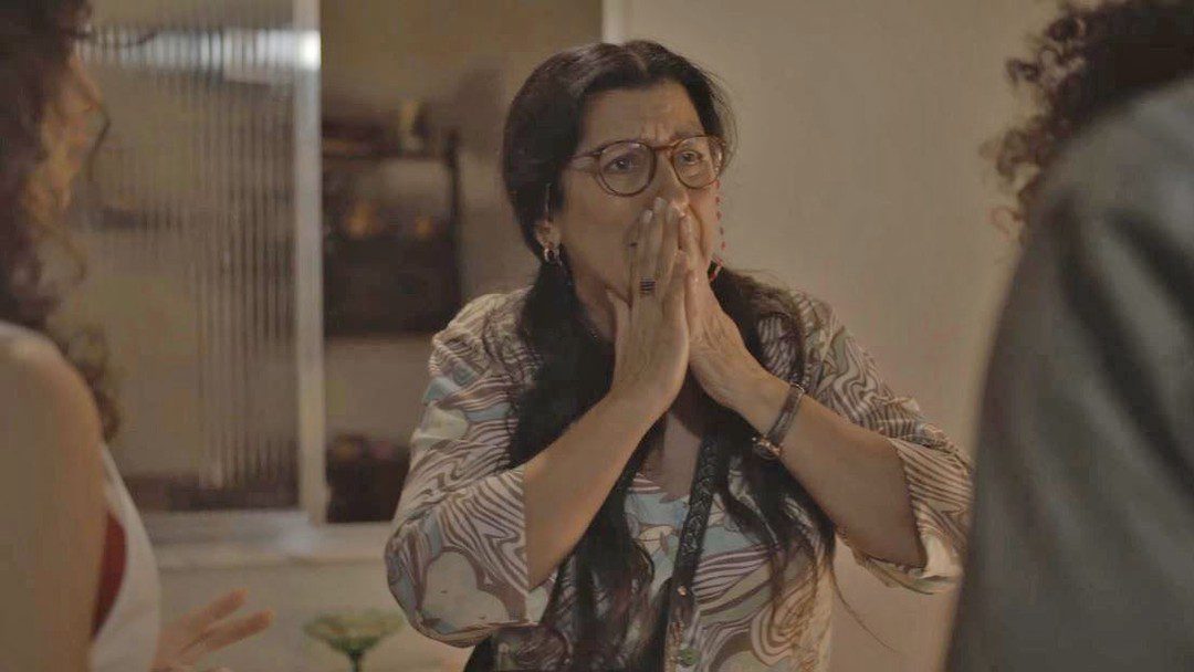 Imagem da novela Amor de Mãe: Lurdes se desespera ao saber de rebelião em presídio de Sandro (Crédito: Reprodução/TV Globo)