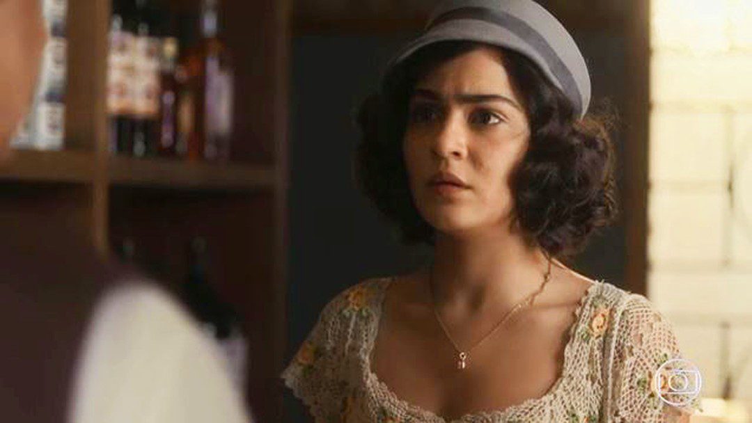 Isabel (Giullia Buscacio) ajuda Afonso (Cássio Gabus Mendes) a encontrar Lola (Gloria Pires) em 'Éramos Seis' — Foto: Globo