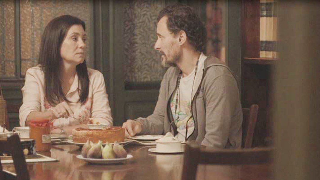Imagem da novela Amor de Mãe: Thelma dá notícia a Durval: 'Eu e o Gabo terminamos' (Crédito: Reprodução/TV Globo)