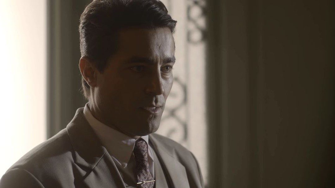 Almeida (Ricardo Pereira) se sente humilhado por Lola (Gloria Pires) — Foto: Globo
