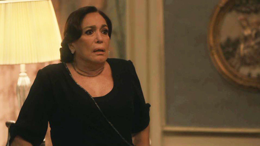 Imagem da novela Éramos Seis: Emília fica em choque ao ver Adelaide e Justina juntas (Crédito: Reprodução/TV Globo)