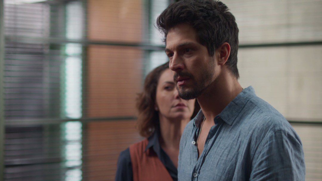 Imagem da novela Bom Sucesso: Marcos dá soco em Diogo (Crédito: Reprodução/TV Globo)