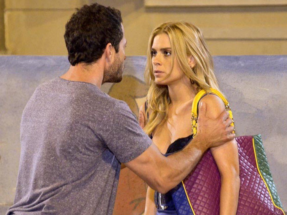Quinzé (Malvino Salvador) manda Teodora (Carolina Dieckmann) sair da porta da escola do Quinzinho, em 'Fina Estampa' — Foto: Globo