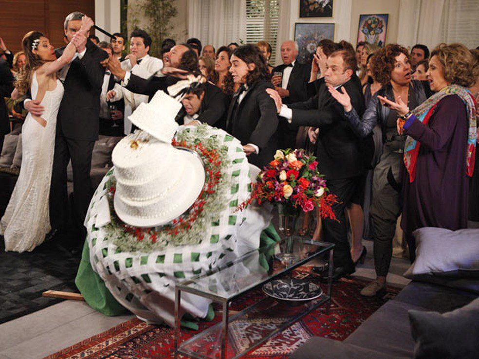 Surra e vexame em público marcam reencontro de Antenor (Caio Castro) e Tereza Cristina (Christiane Torloni) em 'Fina Estampa' — Foto: Globo
