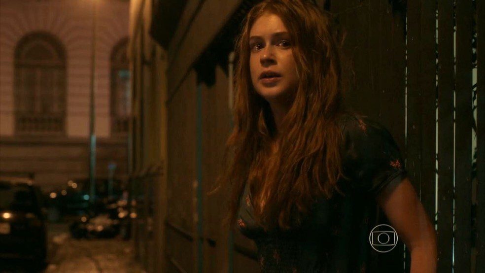 Eliza (Marina Ruy Barbosa) é perseguida por Jacaré (Sérgio Malheiros) em 'Totalmente Demais' — Foto: Globo
