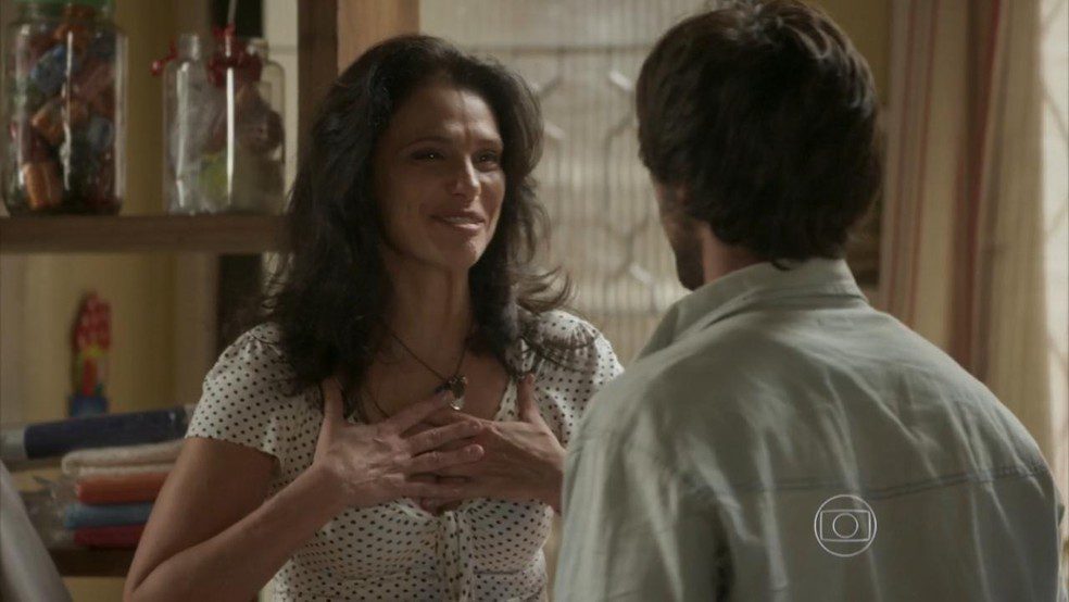 Rosângela (Malu Galli) fica feliz por Jonatas (Felipe Simas) em 'Totalmente Demais' — Foto: Globo