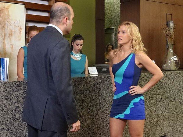 Teodora descobre que tesouro foi roubado e arma escândalo em 'Fina Estampa' — Foto: Globo