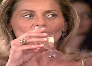 ‘Laços de Família’: Helena surge com pretenso novo namorado no noivado de Camila