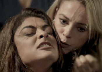 ‘A Força do Querer’: Bibi e Jeiza quebram o pau e aprendiz de bandida leva a pior