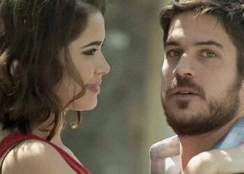 A Força do Querer: Após noitada, Zeca esfrega ‘nova sereia’ na cara de Jeiza