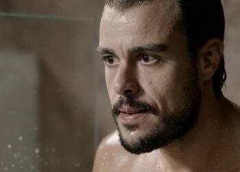 Em ‘Império’, Enrico fracassa em vingança e passa a ser assediado por cozinheiro gay