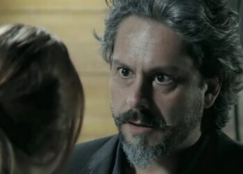 José Alfredo fica arrasado com intriga que Isis engravidou de João Lucas em Império