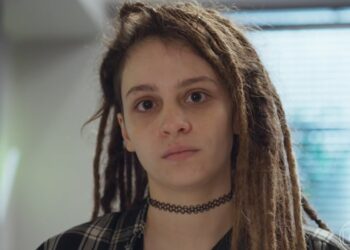 Joy morre de forma trágica após chantagear Christian em ‘Um Lugar ao Sol’