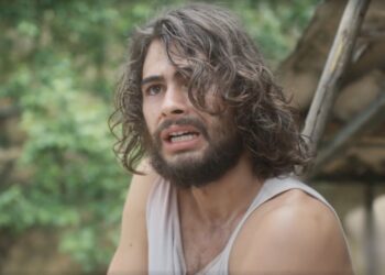 Em fuga, Davi muda visual, se envolve em acidente e vai parar na fazenda de Violeta