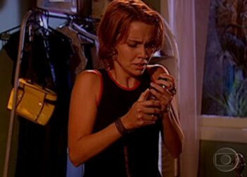 ‘O Clone’: Em surto de abstinência, Mel bebe um frasco de perfume