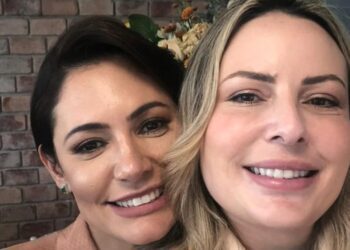 Michelle Bolsonaro tira foto com esposa de Guilherme de Pádua e deixa pêsames a Gloria Perez