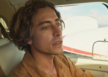 Viagem de avião de Jove e Zé Leôncio vira filme de terror e doença fatal é mantida em segredo
