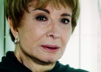 Irene descobre crimes de Flora e se ajoelha pelo perdão de Donatela em A Favorita
