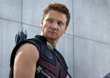 Jeremy Renner, ator que vive Gavião Arqueiro, sofre acidente e fica em ‘estado crítico’