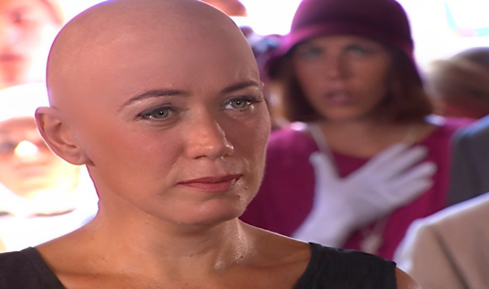 Bárbara surge careca na igreja