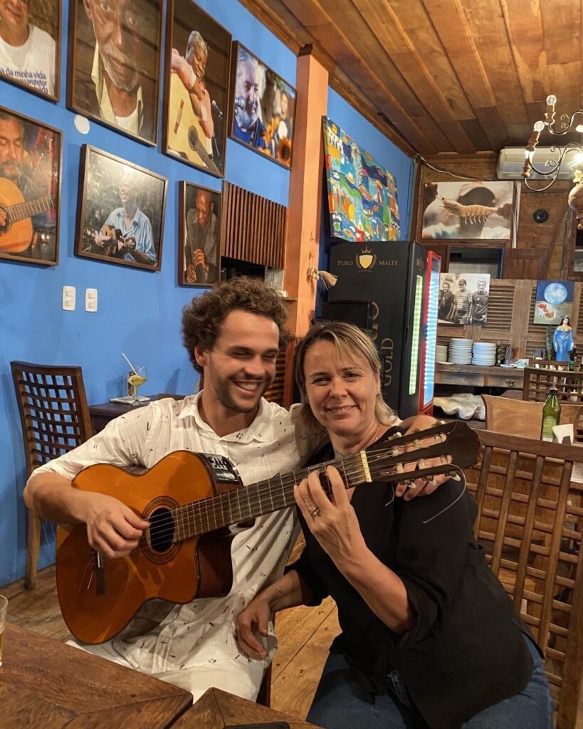 Filho de Giulia Gam e Pedro Bial, Theo é cantor