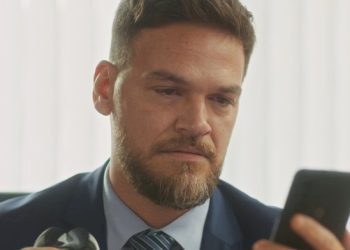 Vai na Fé: Theo descobre namoro de Rafa e Kate e se vinga da ex-amante
