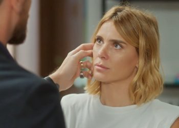Após ser expulso de casa, Theo surpreende Lumiar com pedido de casamento