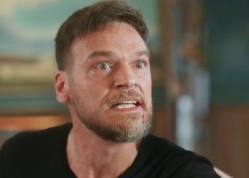 Bêbado, Theo surta na delegacia e trava embate com Ben: ‘Você era meu irmão’