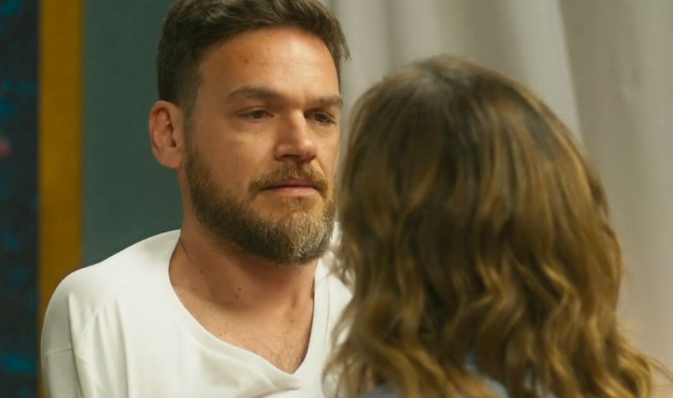 Clara expulsa Theo de casa e coloca ponto final no casamento