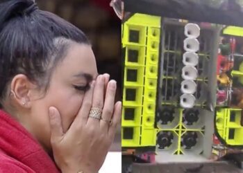 A Fazenda | Carro de som manda mensagem e Jenny desaba ao saber que está cancelada
