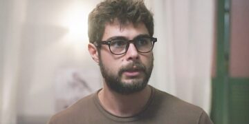 Hélio se rebela e Agatha dispara que o filho já está com as mãos sujas: ‘Não pode descobrir’
