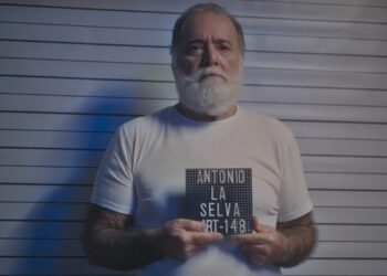 Antônio é jogado na cela e passa perrengue na frente de bandido valentão: ‘Velho seboso e metido a besta’