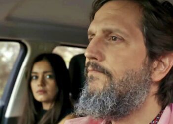 Quem dispara um tiro no peito de Egídio? Vilão agoniza na estrada após atentado