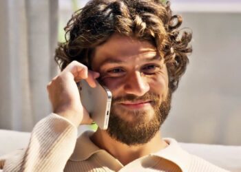 Mavi traz portuguesa grávida ao Brasil para estragar casamento de Viola e Rudá
