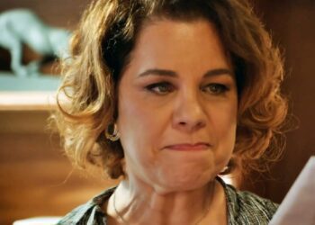 Traída por Cacá, Violeta dá cartada e revida detonando revelação na cara da grávida
