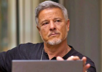 Jaques esfrega resultado de exame de DNA na cara de Abel: ‘Corno’