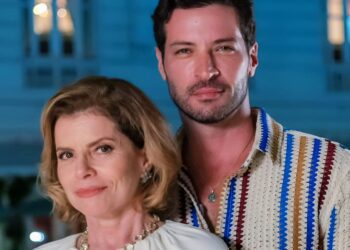 Com novo namorado, Odete Roitman rouba a cena… da forma errada na exposição de Celina