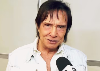 Roberto Carlos sofre acidente com carro antigo em gravação da Globo e vai parar no hospital